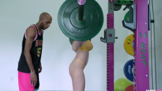 Loira Madura e Baixinha Sendo Fodida na Academia – Assista Agora!