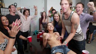 REGRAS DA FESTA – Essas novinha taradas adoram festejar e transar